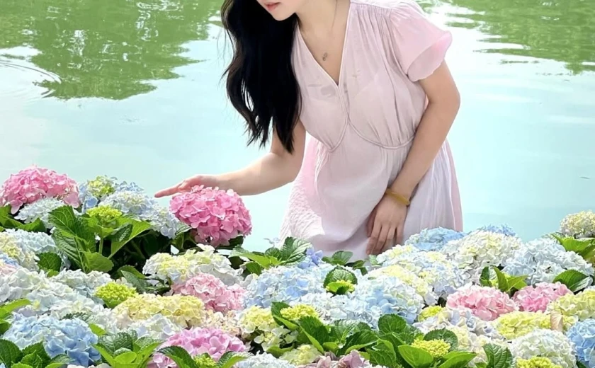 Giới trẻ chụp Hồ Gươm ‘vibe châu Âu’ sáng chớm thu