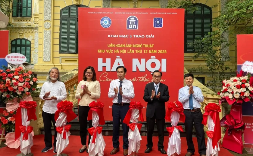 Thưởng lãm ảnh nghệ thuật về “Hà Nội – Còn mãi với thời gian”