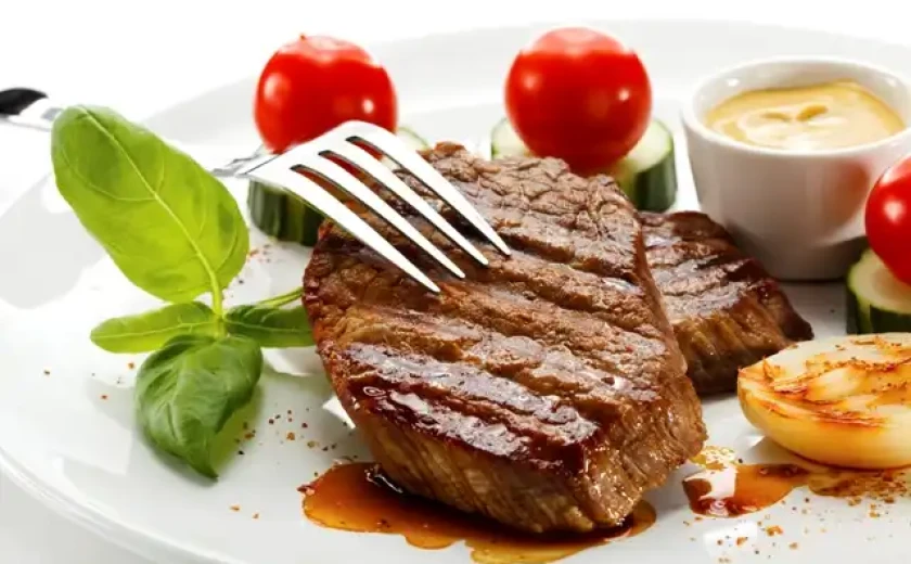 Thưởng thức tiệc buffet tại nhà hàng Café Saigon