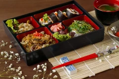 Trưa nay ăn gì: mì ramen xào hải sản lạ miệng, chống ngán