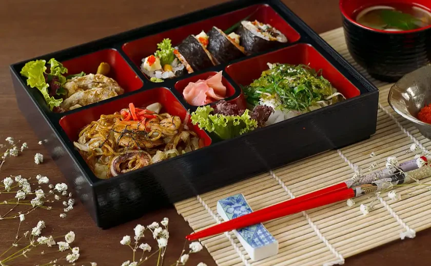 Trưa nay ăn gì: mì ramen xào hải sản lạ miệng, chống ngán