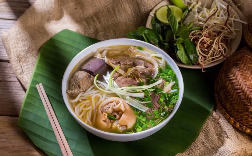 Bún bò Huế ‘thập toàn, ngũ đắc’