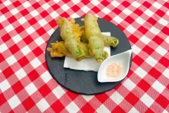 Món ăn gây chú ý tại Coraggio Italian Restaurant: Lớp vỏ vàng giòn, nhân thịt nguội – mozzarella kéo sợi đầy cuốn hút