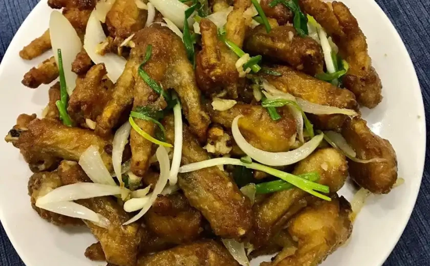 Bí quyết làm chân gà chiên mắm tỏi thơm nức, ăn là mê