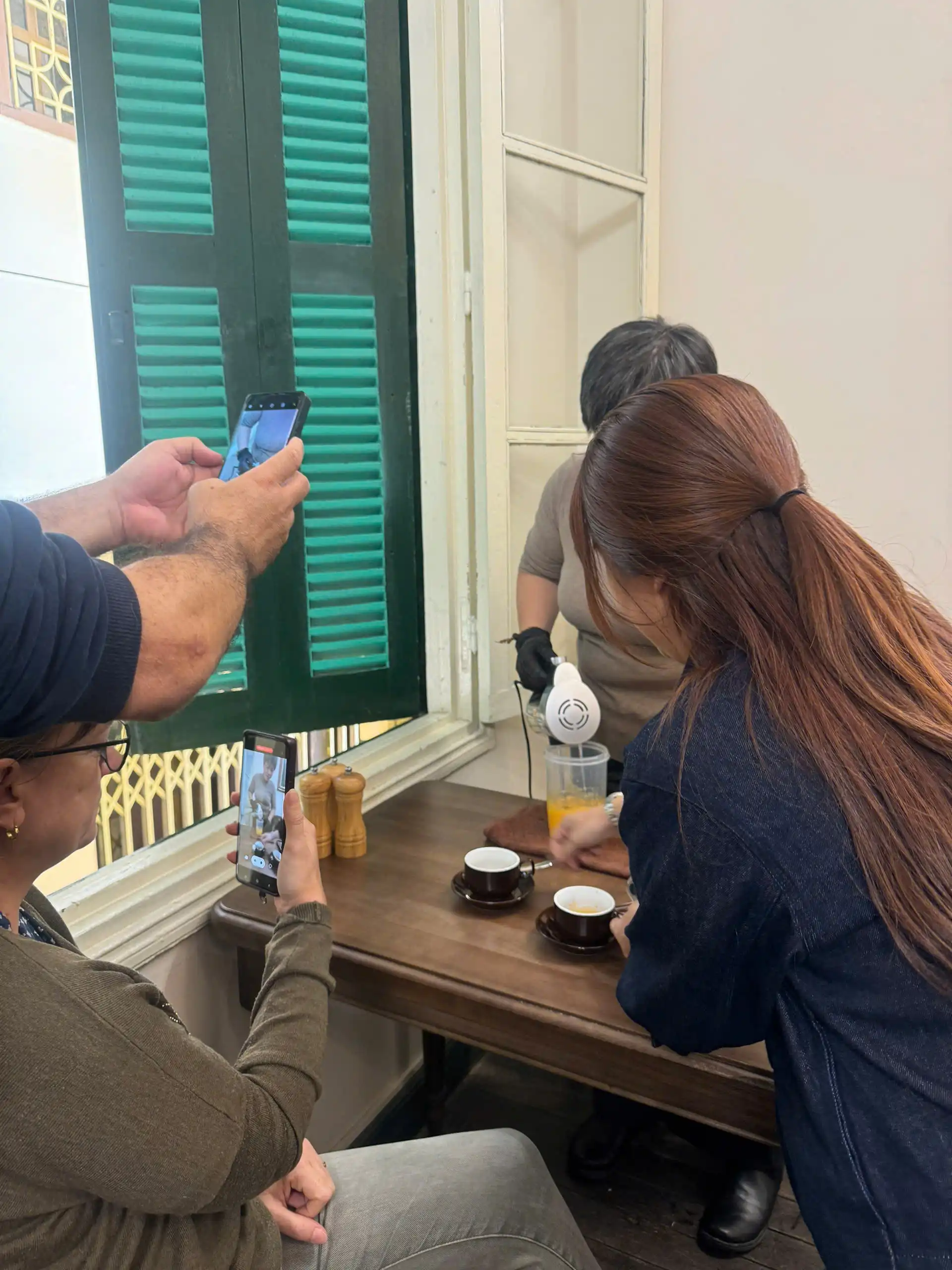 The Hanoian và người đứng sau những cốc cà phê trứng mang hồn Hà Nội