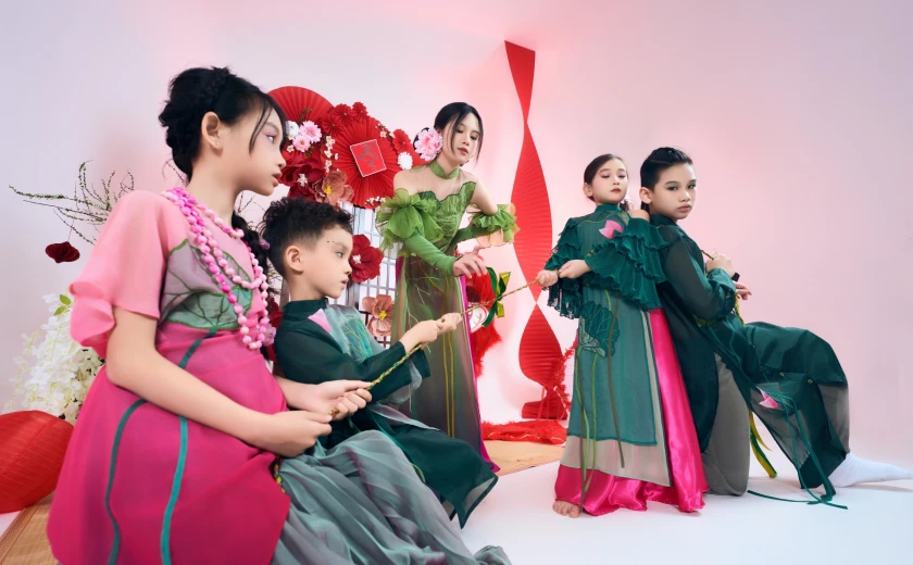 Đình Quyền cùng các mẫu nhí tái hiện trò chơi dân gian ngày Tết
