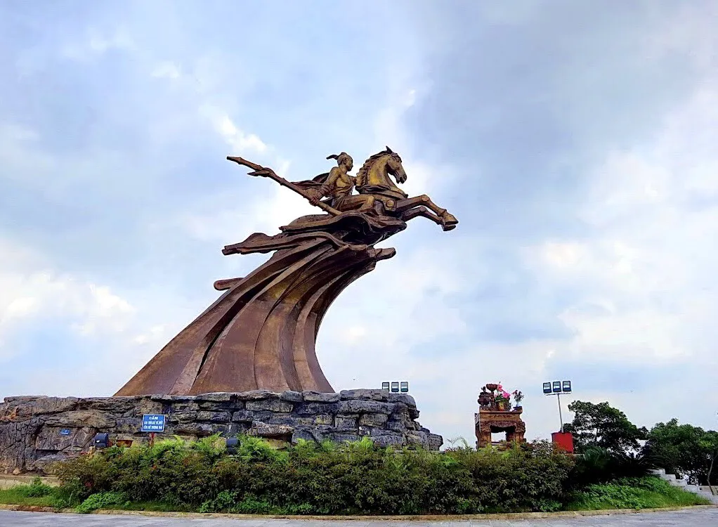 Tọa lạc trên đỉnh núi Đá Chồng với kích thước khổng lồ: Chiều cao 11,07m, độ vươn ra 16m, nặng 85 tấn, tượng đài Thánh Gióng nhìn từ dưới chân núi Vệ Linh sừng sững và hiên ngang.