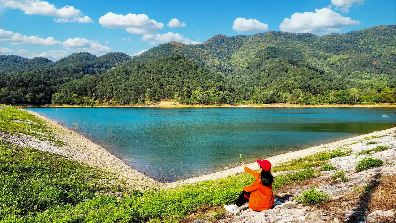 Hồ tam giác núi Hàm Lợn