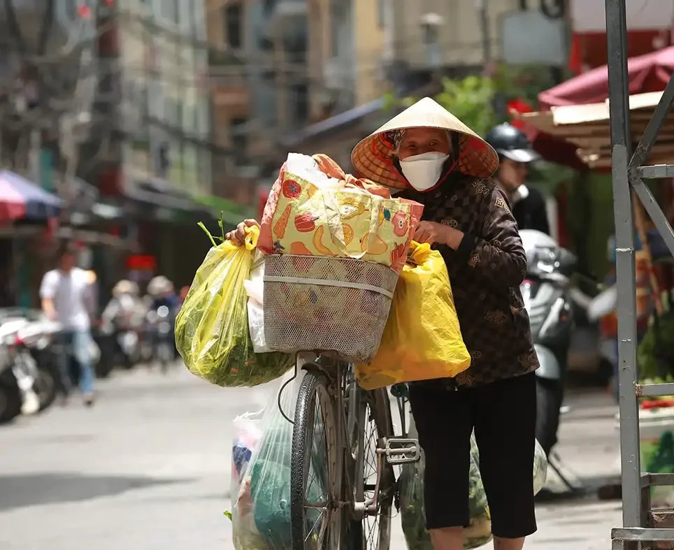 Hanoi is sweltering during the first sunny spell of the season, people on the streets have to cover themselves from head to toe