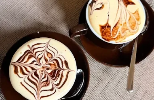 Khi nắng hè chạm đến, hãy để một ly cà phê giữ bạn lại