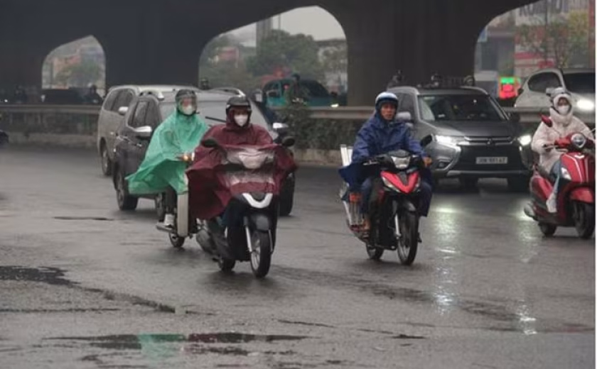 Không khí lạnh hiếm gặp tràn về giữa mùa hè, Hà Nội dịu mát bất ngờ