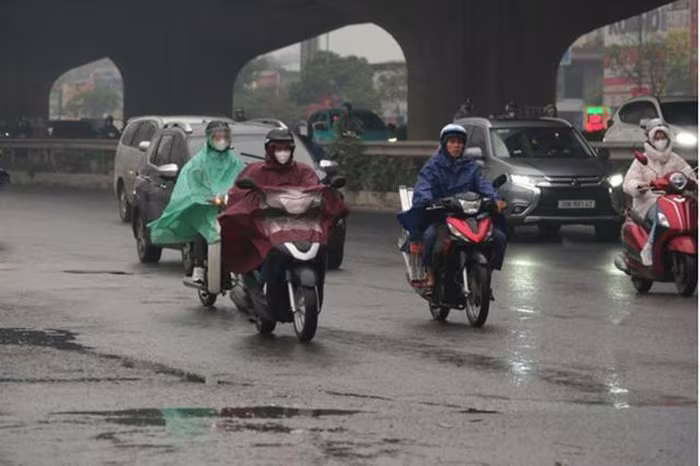 Không khí lạnh hiếm gặp tràn về giữa mùa hè, Hà Nội dịu mát bất ngờ