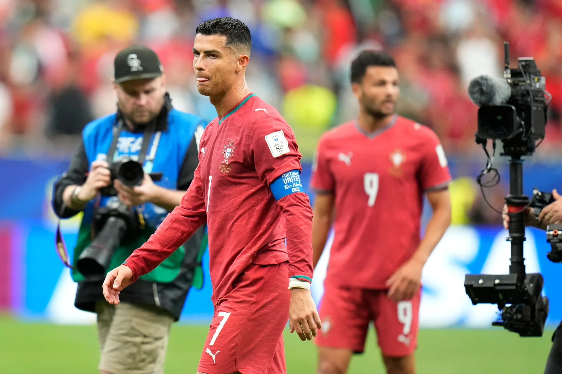 Ronaldo im tiếng, Bồ Đào Nha vấp ngã ngay trận ra quân