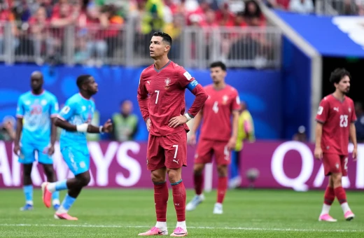Ronaldo im tiếng, Bồ Đào Nha vấp ngã ngay trận ra quân