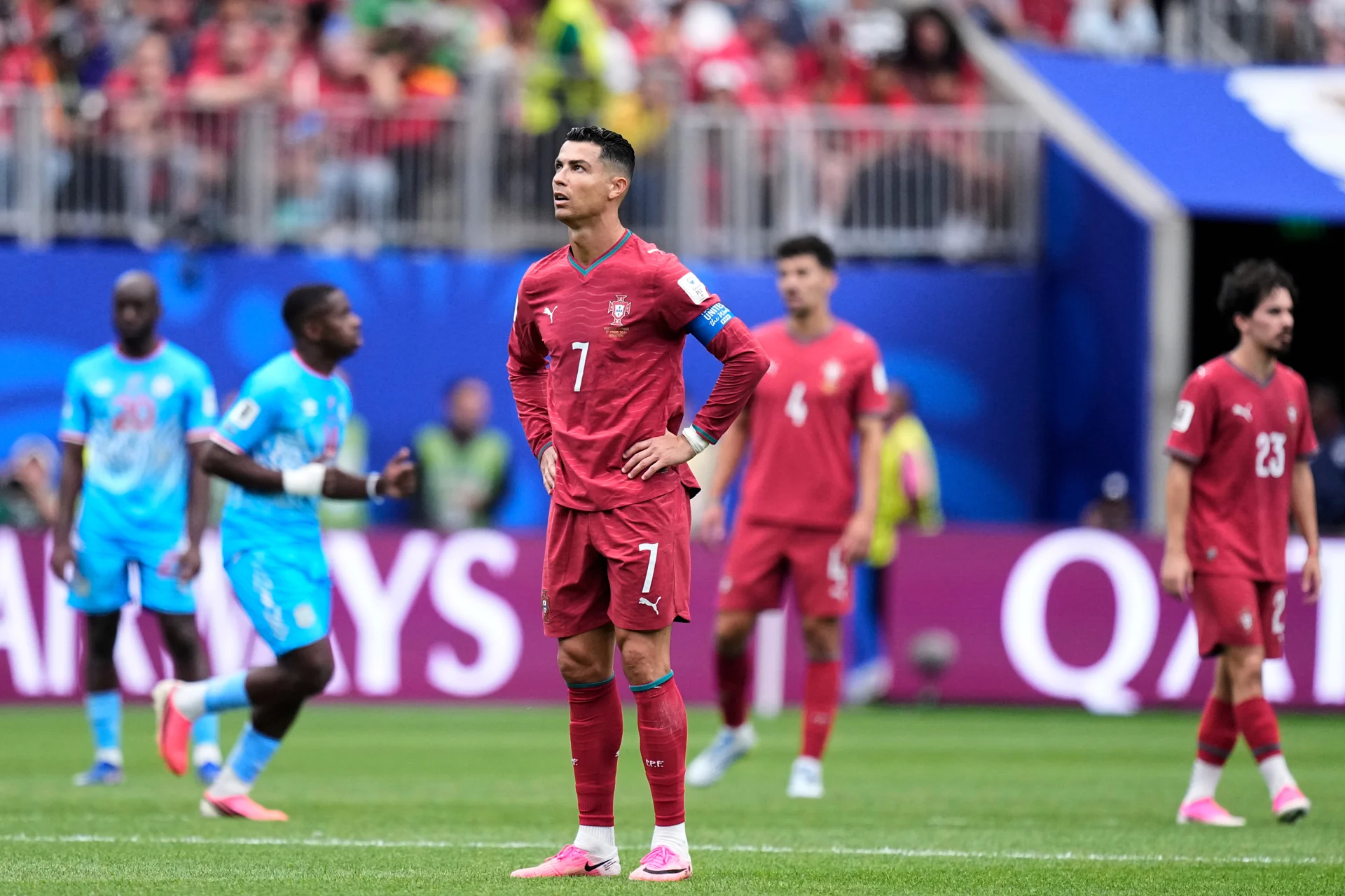 Ronaldo im tiếng, Bồ Đào Nha vấp ngã ngay trận ra quân