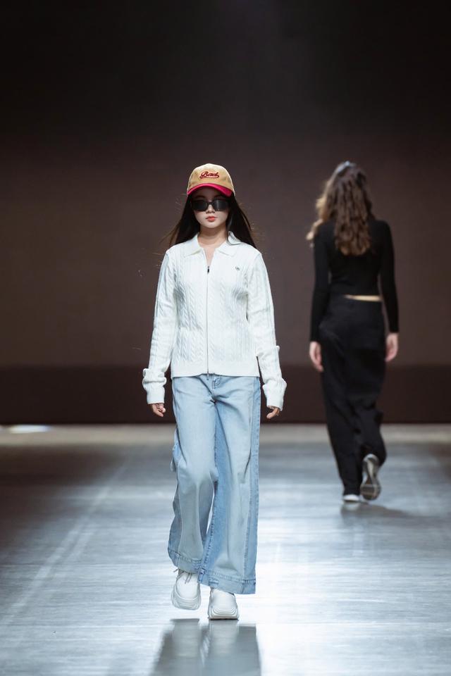 Mẫu Teen Maika Ngọc Khánh sải bước tại tuần lễ thời trang Milan Fashion Week 2025 - Ảnh 1.