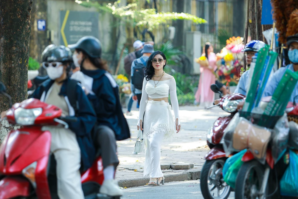 Young people in Hanoi are engrossed in checking in to welcome autumn on Phan Dinh Phung Street - 9