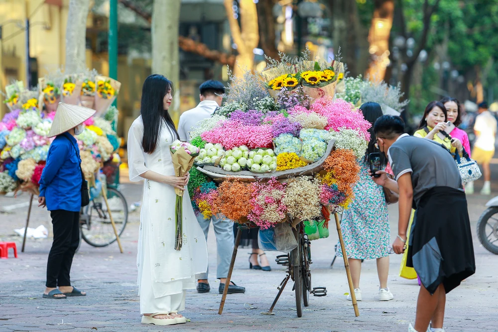 Young people in Hanoi are engrossed in checking in to welcome autumn on Phan Dinh Phung Street - 3
