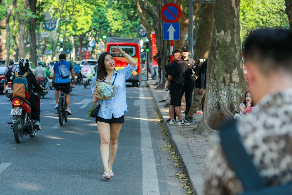 Young people in Hanoi are engrossed in checking in to welcome autumn on Phan Dinh Phung Street - 7