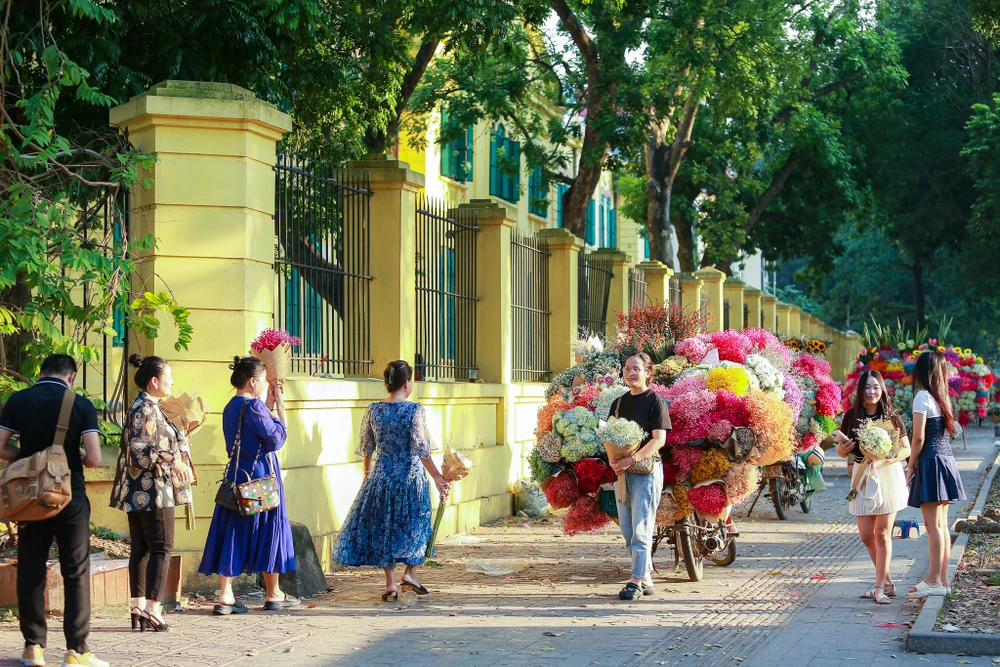 Young people in Hanoi are engrossed in checking in to welcome autumn on Phan Dinh Phung street - 1