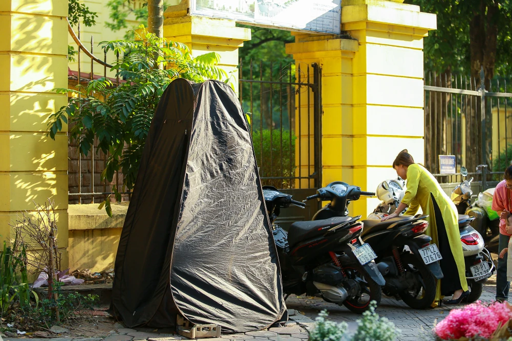Young people in Hanoi are engrossed in checking in to welcome autumn on Phan Dinh Phung Street - 4