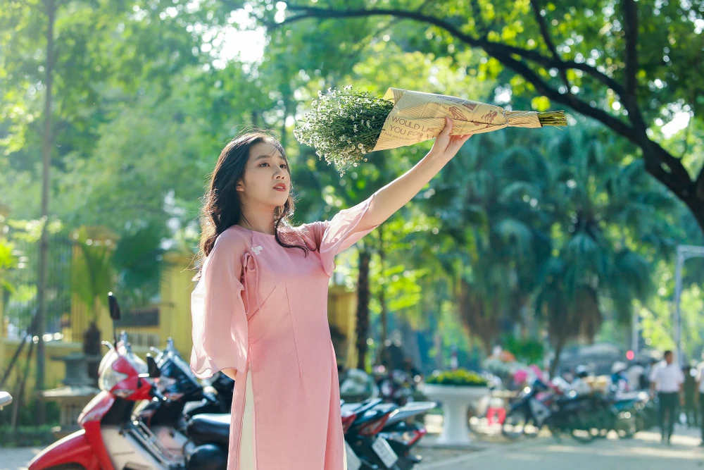 Young people in Hanoi are engrossed in checking in to welcome autumn on Phan Dinh Phung Street - 8