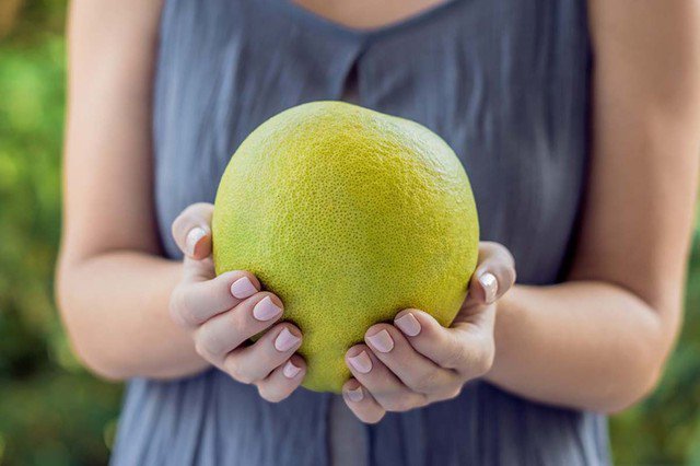 Bưởi là loại trái cây quen thuộc mang lại nhiều giá trị sức khỏe.