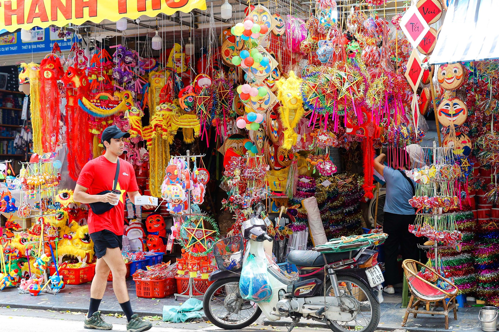 Phố Hàng Mã rực rỡ sắc màu Trung Thu - Ảnh 7. Phố Hàng Mã rực rỡ sắc màu Trung Thu - Ảnh 7.