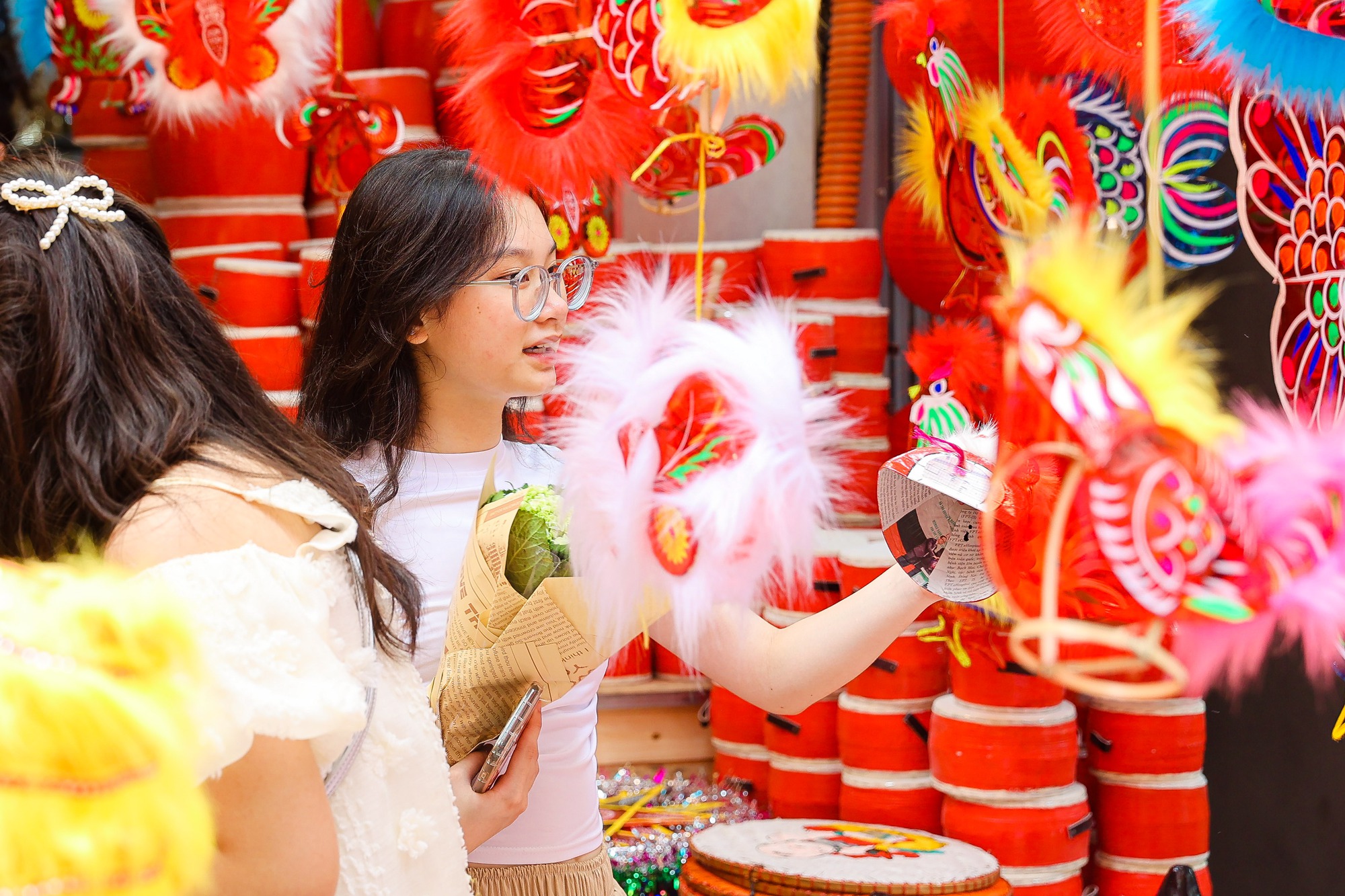 Phố Hàng Mã rực rỡ sắc màu Trung Thu - Ảnh 12. Phố Hàng Mã rực rỡ sắc màu Trung Thu - Ảnh 12.