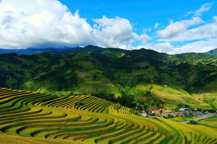 Những nếp nhà sàn nằm xen giữa ruộng lúa, khói bếp bảng lảng buổi chiều khiến cảnh sắc càng trở nên mộc mạc, gần gũi. Ảnh: Tuyên Parafu