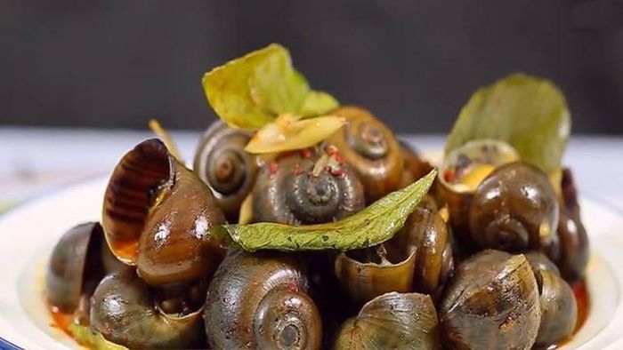 Trong top những món ốc nóng cho ngày thu se lạnh, ốc luộc lá chanh, gừng, sả luôn được xem là món "quốc hồn quốc túy".