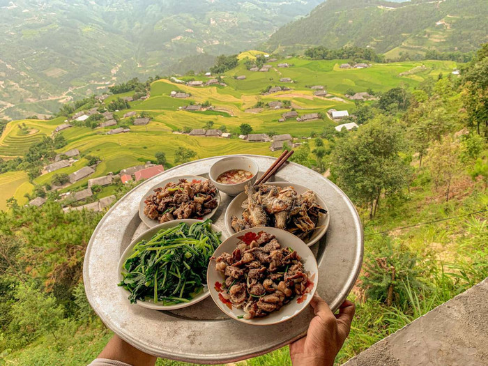 Mâm cơm giản dị của người dân Tuyên Quang tại bản Phùng.