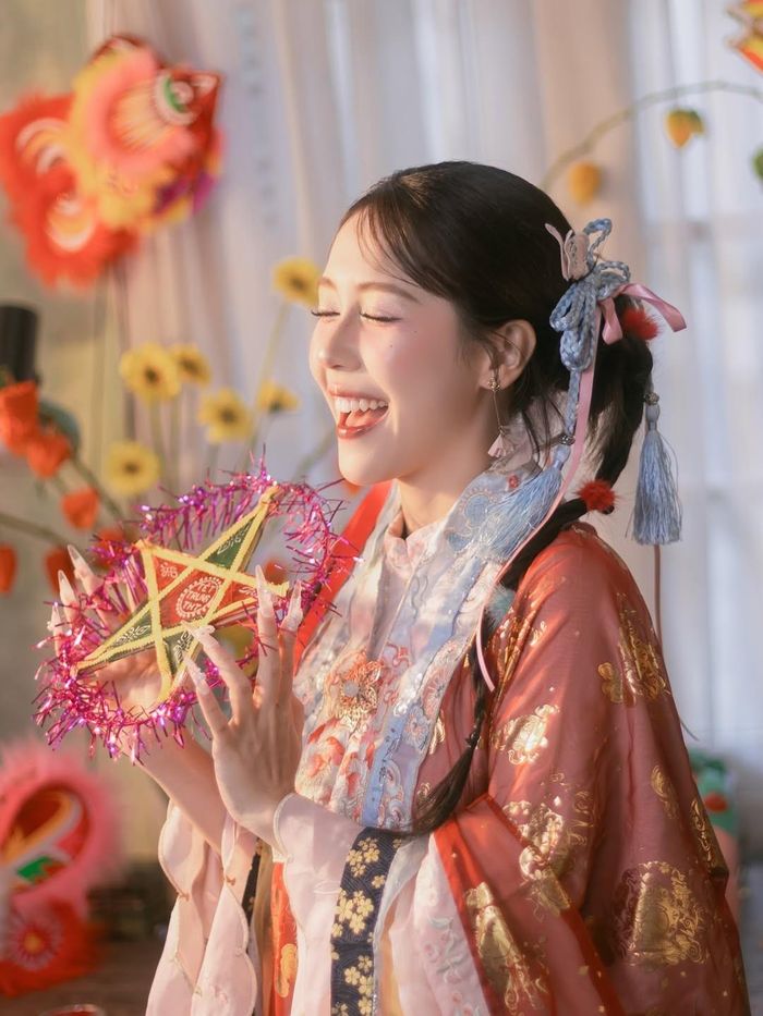 Tuy nhiên, dù khoác lên mình trang phục quý phái, chất nhí nhảnh làm nên thương hiệu của Hậu Hoàng vẫn được thể hiện rõ ràng qua thần thái và cách cô nàng tạo dáng. (Ảnh: FBNV)