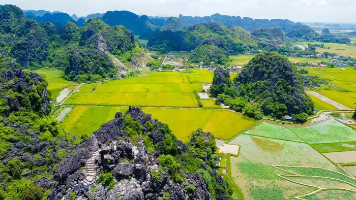 Ở giữa là đầm sen thơm ngát, bao quanh là núi non trùng điệp, một bên là đồng lúa chín vàng thơ mộng, trên cao là bầu trời trong xanh vời vợi. Ảnh: Vương Lộc