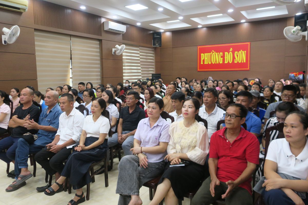 Đại diện các cơ sở kinh doanh dịch vụ ẩm thực đường phố. Ảnh: Hoàng Khôi