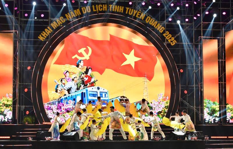 Chương trình nghệ thuật tại lễ khai mạc. Ảnh: Việt Bắc
