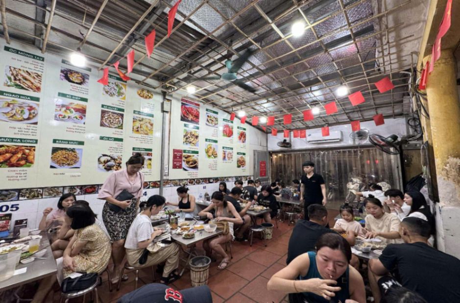 Không gian quán với đông đảo các thực khách. Ảnh: Mai Phương