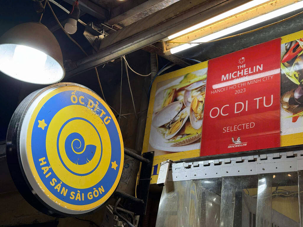 Biển hiệu nổi bật của quán Ốc Dì Tú. Ảnh: Mai Phương