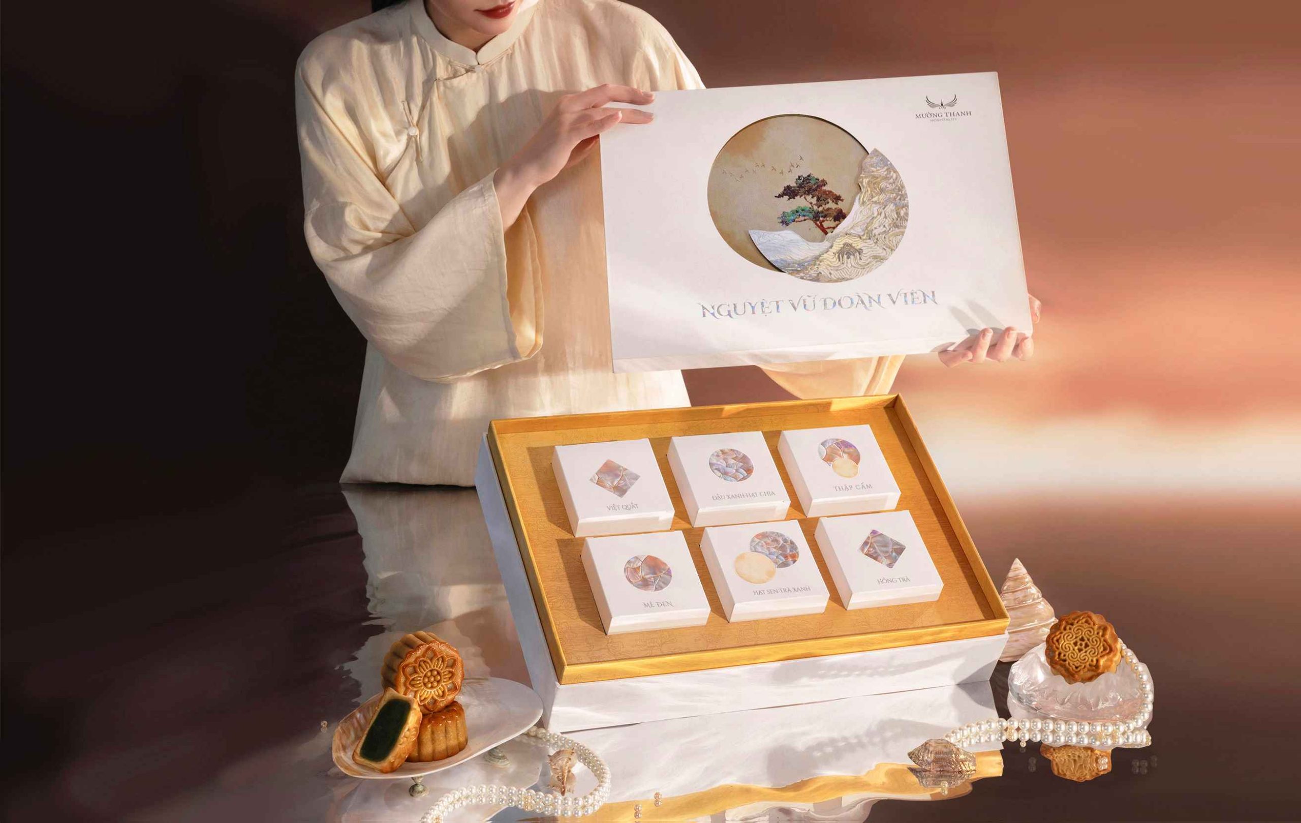 Mỗi họa tiết khảm trai là kết quả của hàng chục công đoạn tỉ mỉ, đòi hỏi đôi tay và lòng yêu nghề sâu sắc.