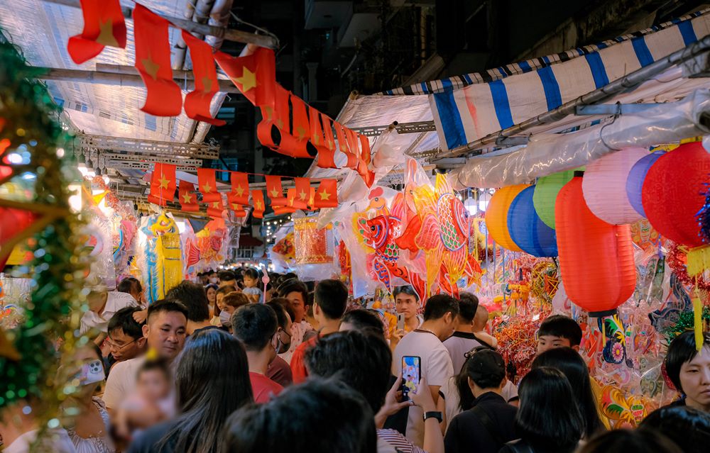 “Mọi người nên mua hàng ủng hộ, dù chỉ là một chiếc đèn lồng nhỏ, rẻ tiền vì dù sao đây vẫn là khu vực kinh doanh. Nếu muốn chụp ảnh tại gian hàng, nên xin phép hỏi trước để giữ ý tứ và tránh làm phiền những tiểu thương khác”, Quốc Khánh nói. Ảnh: NVCC