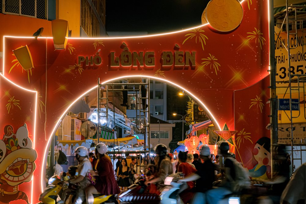 Phố lồng đèn hoạt động rộn rã từ đầu tháng 8 âm lịch đến ngày rằm. Khung giờ sôi động nhất tại phố là khoảng 19h – 21h tối: “Nhìn các em nhỏ được bố mẹ đưa đi dạo phố, sắm đồ chơi, những kí ức tuổi thơ của mình như ùa về. Ngày nhỏ, hầu như năm nào bố mẹ cũng đưa mình tới đây mua bánh trung thu, ngắm nhìn đủ loại đèn sắc màu”, Quốc Khánh cho biết. Ảnh: NVCC