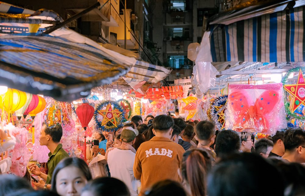 Không chỉ dừng lại ở việc mua sắm, tham quan, du khách còn có thể thưởng thức các món ăn như bánh trung thu, kẹo kéo... đa dạng. Quốc Khánh cho rằng du khách khi đến đây nên chú ý việc bảo quản đồ đạc, tránh bị móc túi ở chỗ đông người. Ngoài ra, nên mang theo quạt cầm tay để tránh bị nóng. Ảnh: NVCC