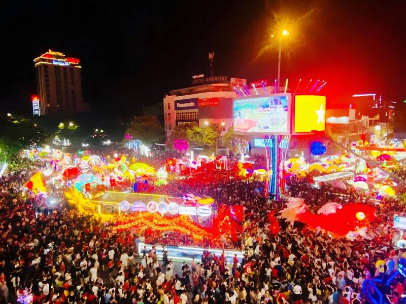 Hàng nghìn người tập trung xem các mô hình đèn lồng. Ảnh: Việt Bắc