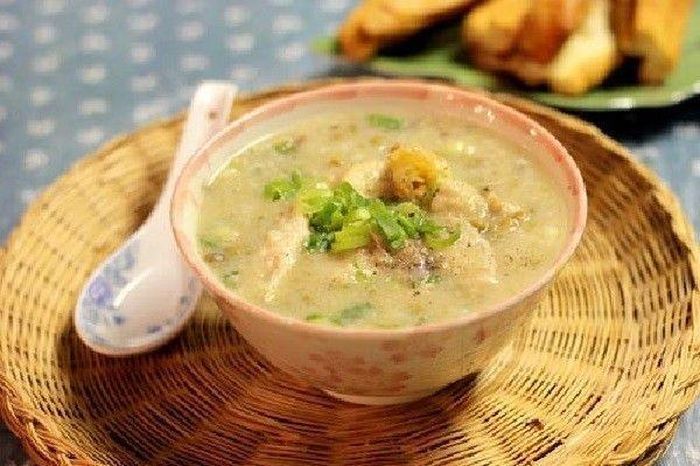 Cháo vịt đậu xanh có tác dụng thanh nhiệt, giải độc, an thần, bồi bổ cơ thể.