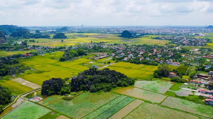 Từ trên cao nhìn xuống, du khách có thể ngắm toàn cảnh vẻ đẹp hùng vĩ, nên thơ của vùng đất Ninh Bình. Ảnh: Vương Lộc