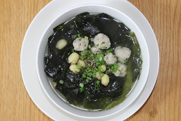 Lotus seed seaweed soup is an easy and delicious vegetarian dish