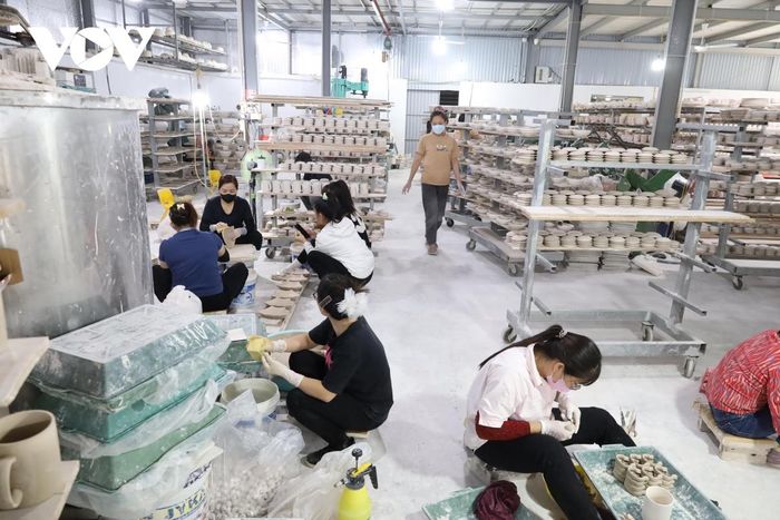 Bát Tràng là một làng gốm cổ truyền thống nổi tiếng hàng đầu Việt Nam