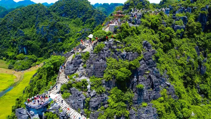 Đến với Hang Múa – núi Ngọa Long, có một trải nghiệm thú vị mà du khách không thể bỏ qua đó là chinh phục ngọn núi với gần 500 bậc thang đá. Ảnh: Vương Lộc