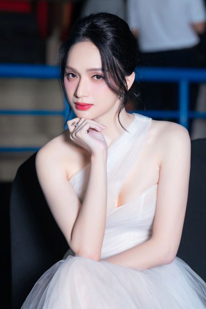 Trước những ý kiến trái chiều, Hương Giang khẳng định Miss Universe không phải là câu chuyện về giới tính mà là nơi tôn vinh phụ nữ với mọi hoàn cảnh: “Một người xuất phát điểm như tôi có thể một ngày đứng trên sân khấu Miss Universe, để toả sáng trước hàng tỷ người trên toàn thế giới, các bạn cũng có thể. Đó không phải câu chuyện về giới tính, đó là câu chuyện về con người, về niềm tin. Tin rằng chúng ta chỉ cần nỗ lực, một ngày chúng ta có thể thay đổi cuộc đời của chính mình".