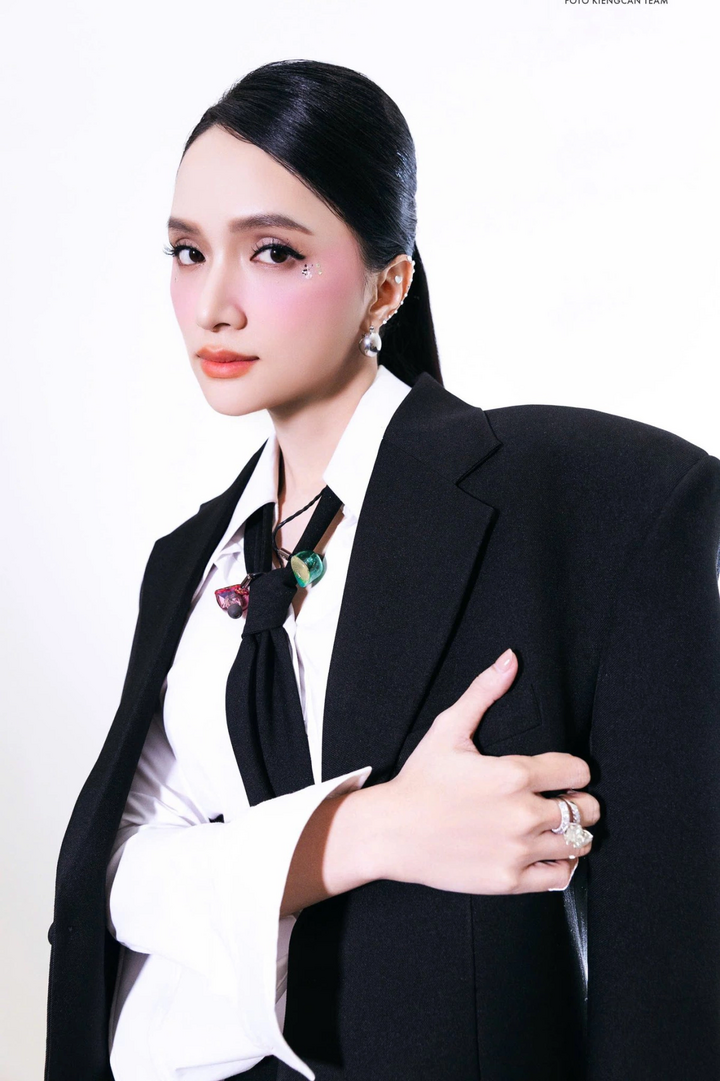 Thông tin Hương Giang dự thi Miss Universe nhận được sự ủng hộ lẫn tranh luận. Một số khán giả ngỡ ngàng bởi đây là lần đầu tiên Việt Nam cử thí sinh chuyển giới tham gia, trong khi nhiều fan sắc đẹp kỳ vọng cô sẽ lập thành tích mới, nối tiếp dấu ấn top 5 của H’Hen Niê năm 2018.